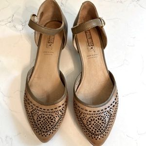 Pikolinos Mary Jane Pumps. 39